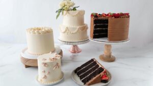 How to cut a round wedding cake